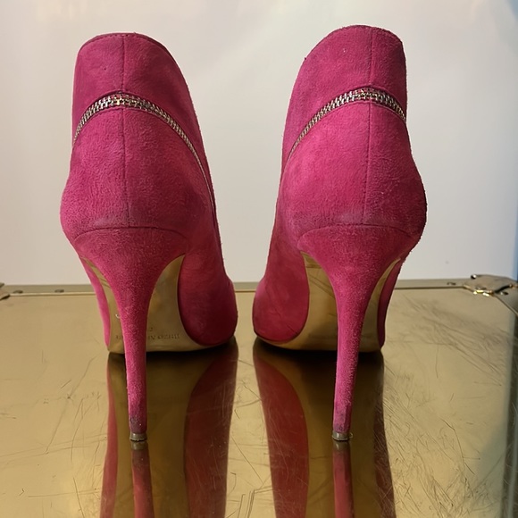 Hot pink pumps! - Picture 3 of 4